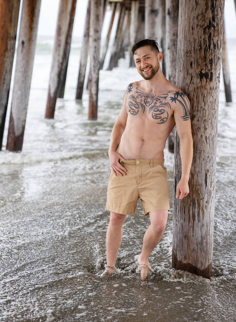 Le beau garçon Lane et le sensuel garçon Jaxon Kingston baisent après avoir sucé une bite sur la plage