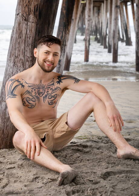Le beau garçon Lane et le sensuel garçon Jaxon Kingston baisent après avoir sucé une bite sur la plage