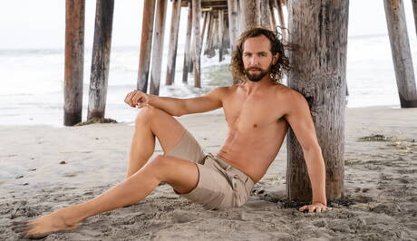 Le beau garçon Lane et le sensuel garçon Jaxon Kingston baisent après avoir sucé une bite sur la plage