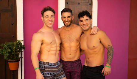 Sementales jóvenes y musculosos tienen sexo a tres bandas durante las vacaciones