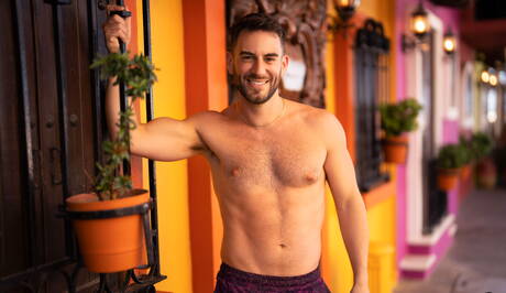 Sementales jóvenes y musculosos tienen sexo a tres bandas durante las vacaciones