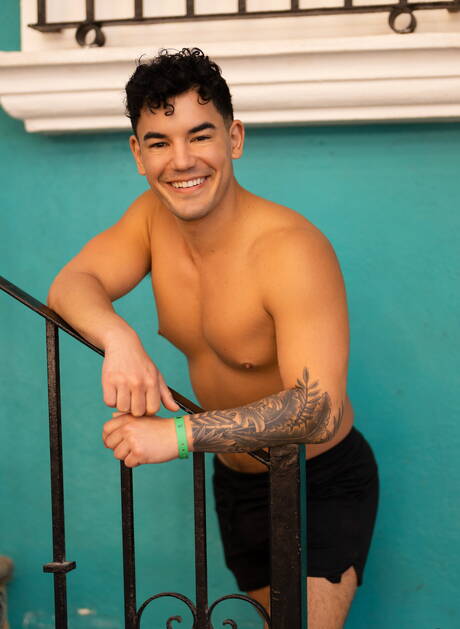 Sementales jóvenes y musculosos tienen sexo a tres bandas durante las vacaciones