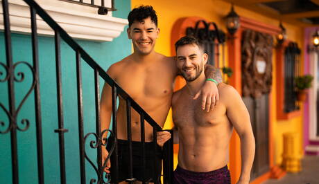 Sementales jóvenes y musculosos tienen sexo a tres bandas durante las vacaciones