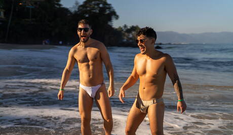 Sementales jóvenes y musculosos tienen sexo a tres bandas durante las vacaciones