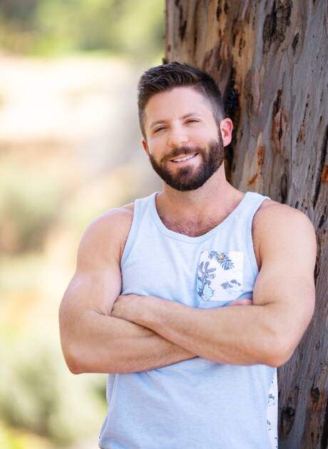 Der bullige Holden posiert nackt und zeigt draußen einen schönen Hintern