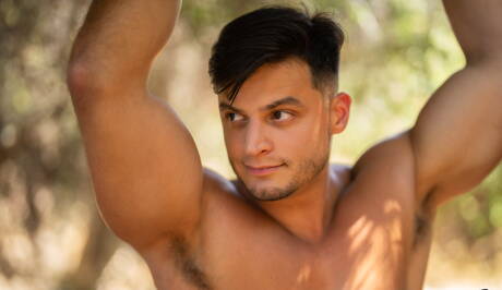 Der harte Kerl Axel Rockham zieht sich aus und zeigt draußen seinen Arsch