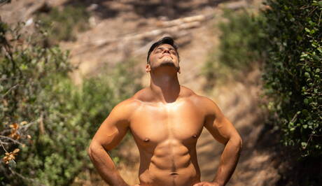 Der harte Kerl Axel Rockham zieht sich aus und zeigt draußen seinen Arsch