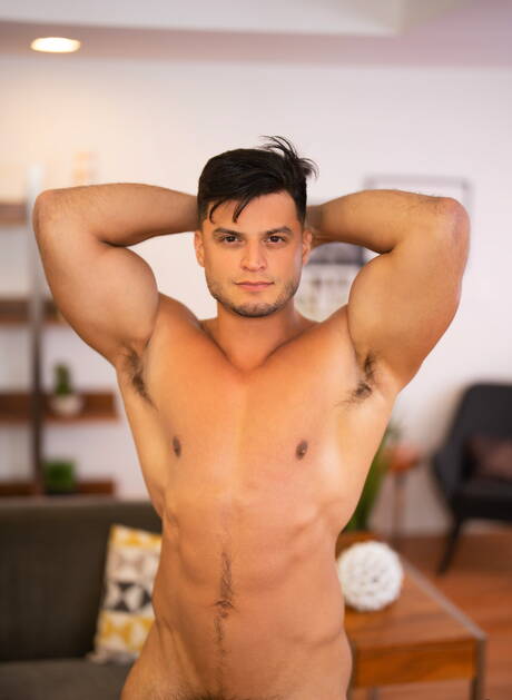 Der harte Kerl Axel Rockham zieht sich aus und zeigt draußen seinen Arsch