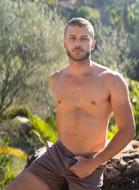 Twardziel Devy i muskularny Phoenix uprawiają seks analny na zewnątrz