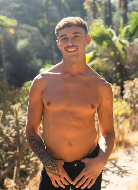 Twardziel Devy i muskularny Phoenix uprawiają seks analny na zewnątrz