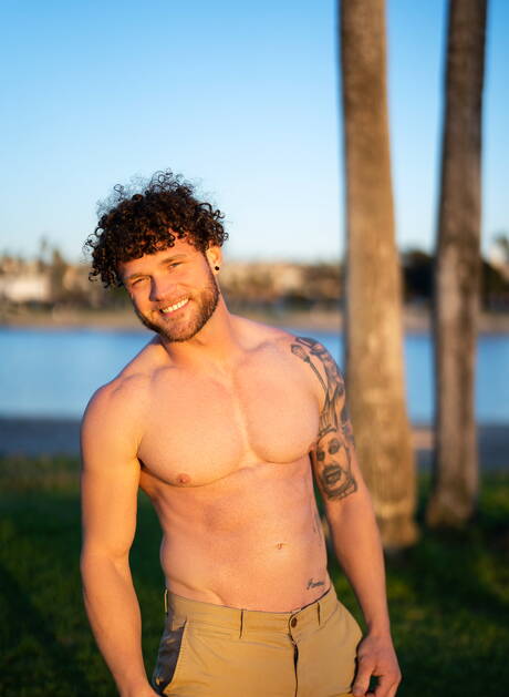 El corpulento Sean y el rudo Kyle tienen sexo anal al aire libre