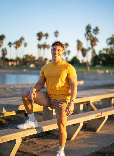 El corpulento Sean y el rudo Kyle tienen sexo anal al aire libre