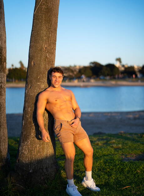 El corpulento Sean y el rudo Kyle tienen sexo anal al aire libre