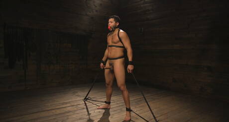 Al bottino nero Kaden Alexander piace essere legato