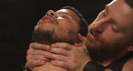 Al bottino nero Kaden Alexander piace essere legato