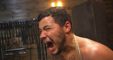 Al bottino nero Kaden Alexander piace essere legato