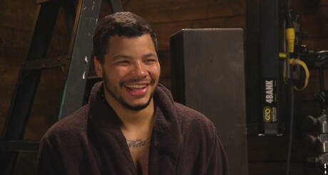 Al bottino nero Kaden Alexander piace essere legato