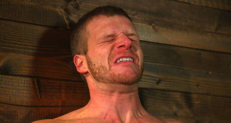 Amerikaanse gespierde Brian Bonds in bondage-pornoscène