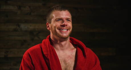 Amerikaanse gespierde Brian Bonds in bondage-pornoscène