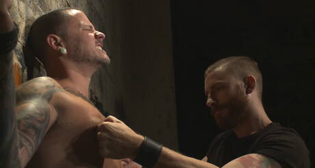 De goed gebouwde Amerikaan Max Cameron houdt ervan om gestrikt te worden