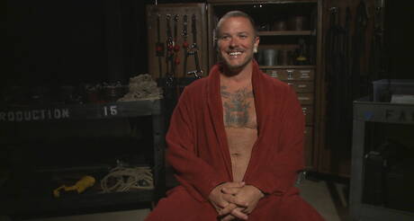 De goed gebouwde Amerikaan Max Cameron houdt ervan om gestrikt te worden