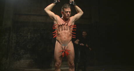 Duitse sterke man Alexander Gustavo vastgebonden