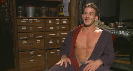 Der deutsche Kraftprotz Alexander Gustavo wird gefesselt