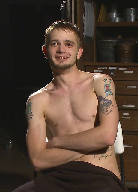 De jonge Joshua James houdt ervan om gedomineerd te worden