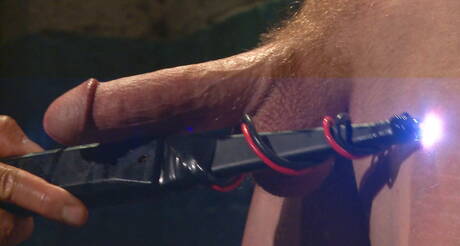 Amerikaanse hengst Zane Anders in bondage pornoscène