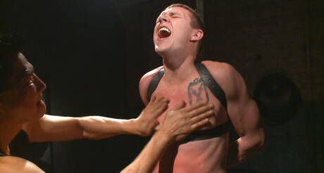 Amerikaanse hengst Zane Anders in bondage pornoscène