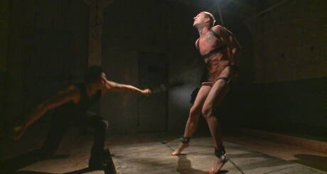 Amerikaanse hengst Zane Anders in bondage pornoscène