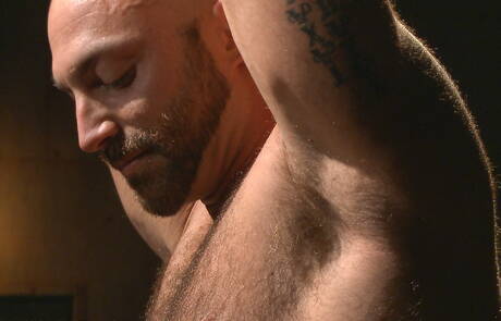 Muskularny Tatum mocno związany