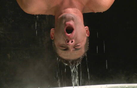 Amerikaanse otter Dylan Knight vastgebonden in badkamer