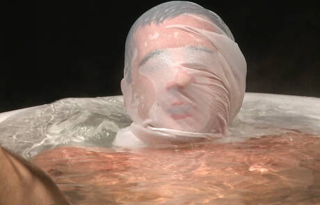 Amerikaanse otter Dylan Knight vastgebonden in badkamer