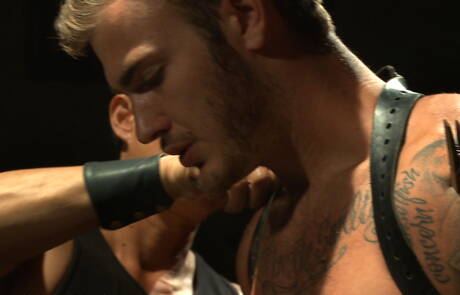 Amerikaanse otter Christian Wilde in bondage-seksscène