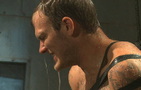 Amerikaanse otter Christian Wilde in bondage-seksscène