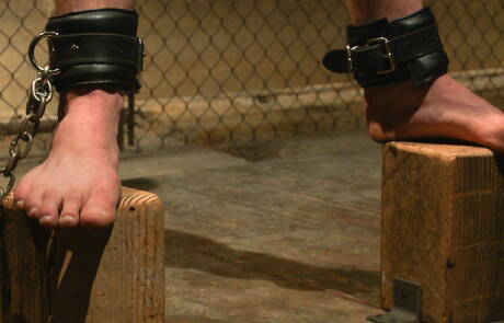 Amerikaanse superstud Connor Maguire hard gestrikt