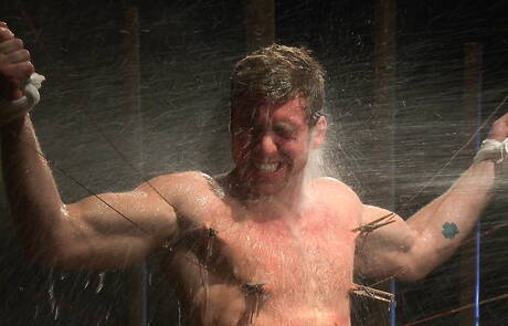 Amerikaanse superstud Connor Maguire hard gestrikt