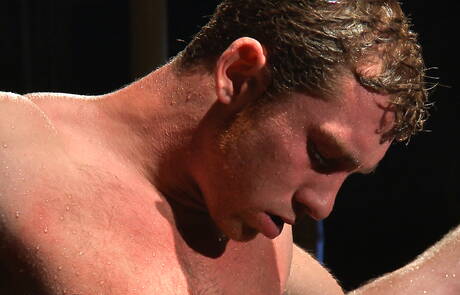 Amerikaanse superstud Connor Maguire hard gestrikt