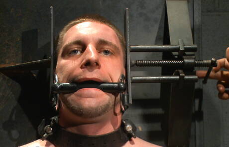 Husky-man Jay Rising vastgebonden