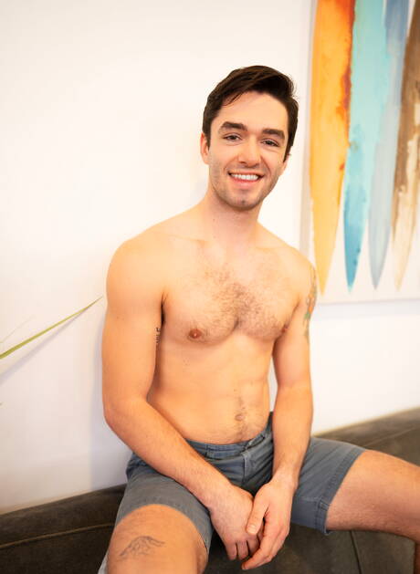 Las estrellas porno estadounidenses Nicky y Xavier Zane follan después de una mamada interracial.