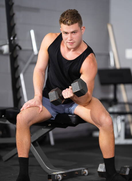 Amerikaanse spierbundel Blake Ryan kleedt zich uit en laat zijn mooie kont zien