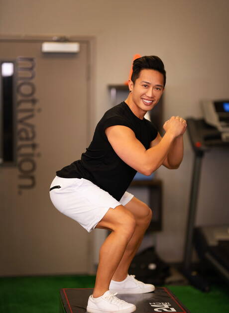 Amerikaanse gespierde Johnny Donovan en hengst Dale poseren naakt en laten hun kont zien