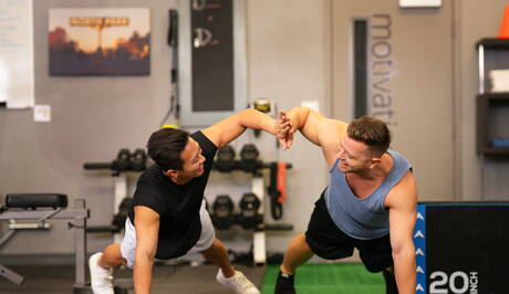 Amerikaanse gespierde Johnny Donovan en hengst Dale poseren naakt en laten hun kont zien