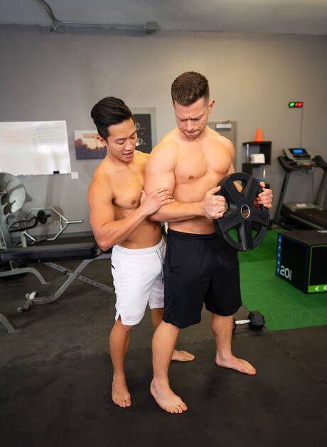 Amerikaanse gespierde Johnny Donovan en hengst Dale poseren naakt en laten hun kont zien