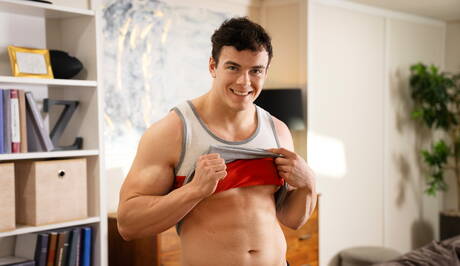 Der kräftige Brogan und der amerikanische Bulle Clark Reid ficken in den Arsch, nachdem sie einen Schwanz gelutscht haben