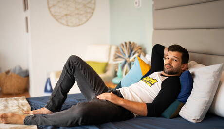 アメリカのスタッド・ブライセンと力持ちのフェニックスが裸になって尻を見せる