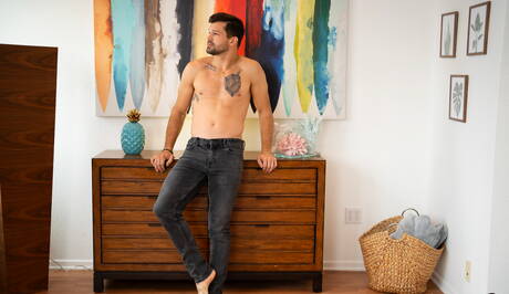 アメリカのスタッド・ブライセンと力持ちのフェニックスが裸になって尻を見せる