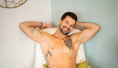 アメリカのスタッド・ブライセンと力持ちのフェニックスが裸になって尻を見せる