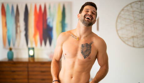 アメリカのスタッド・ブライセンと力持ちのフェニックスが裸になって尻を見せる